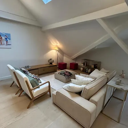 Historic Charm Penthouse Апартаменти Левен