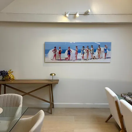 Апартаменти Historic Charm Penthouse Левен