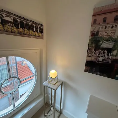 דירה Historic Charm Penthouse