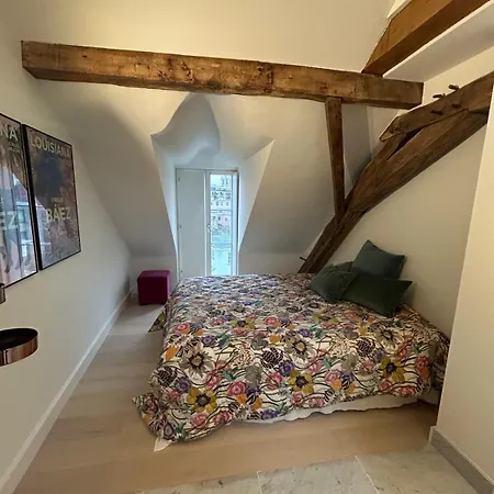 דירה Historic Charm Penthouse