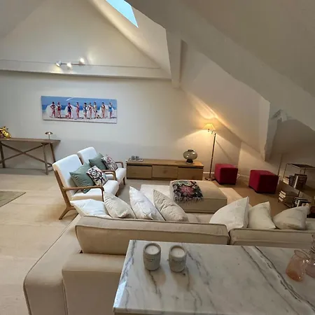 Historic Charm Penthouse דירה ליובן