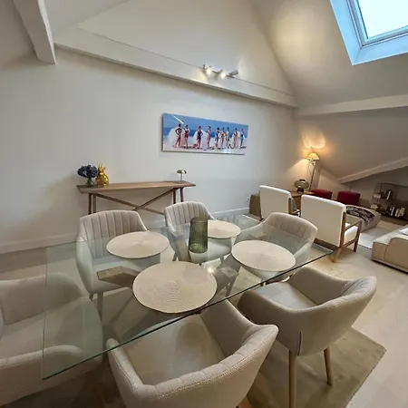 דירה Historic Charm Penthouse ליובן