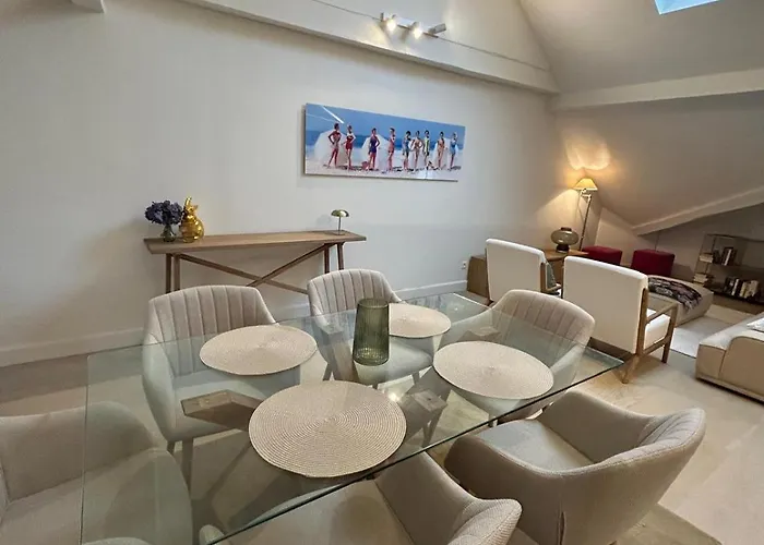 Апартаменти Historic Charm Penthouse Левен